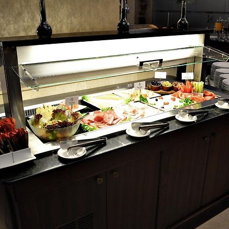 Premier Palace Spa Hotel Bukarest Exteriör bild A salad bar