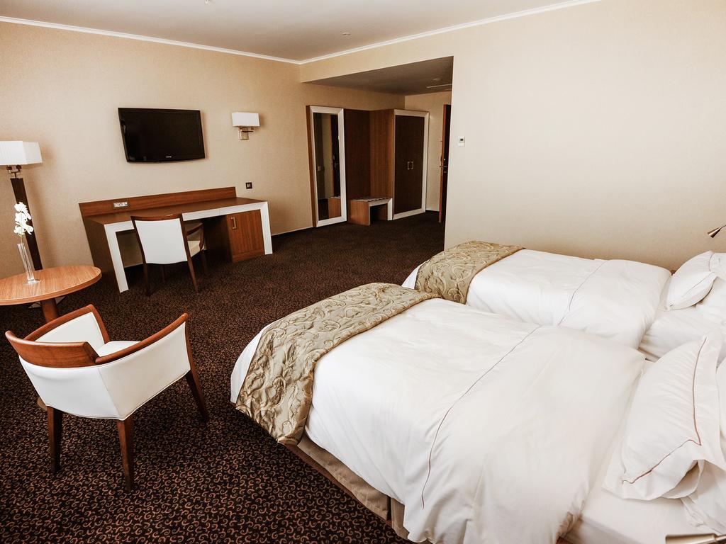 Premier Palace Spa Hotel Bukarest Exteriör bild A room at the hotel