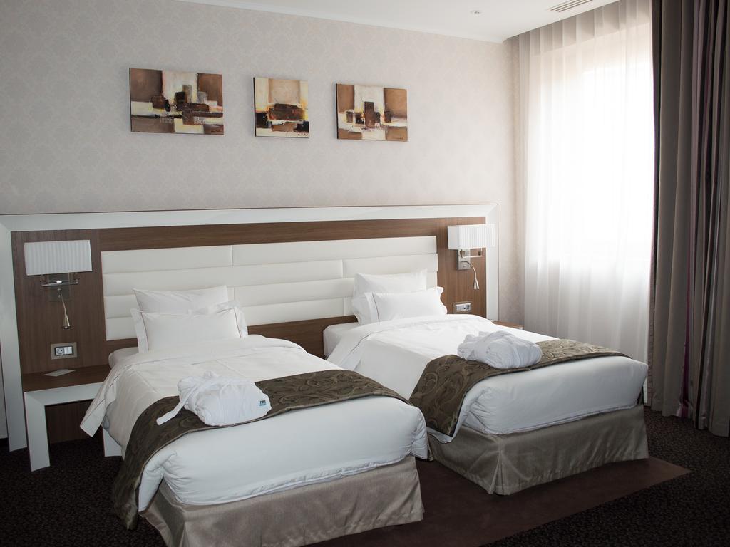 Premier Palace Spa Hotel Bukarest Exteriör bild A room at the hotel