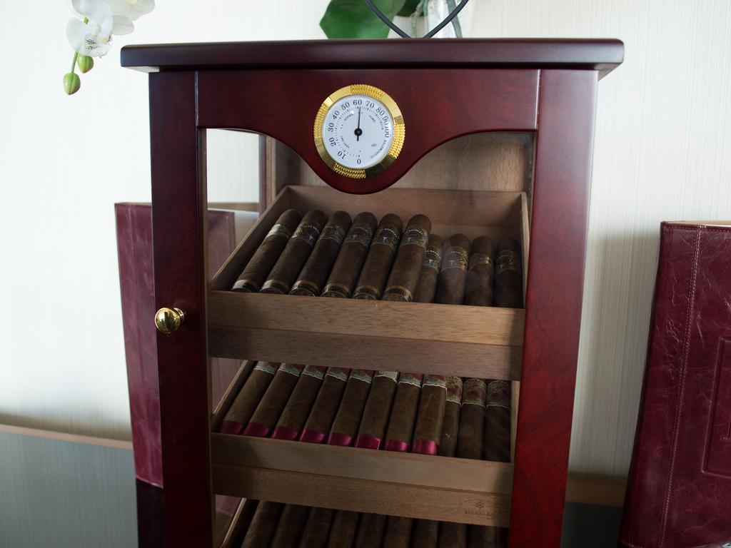 Premier Palace Spa Hotel Bukarest Exteriör bild A humidor