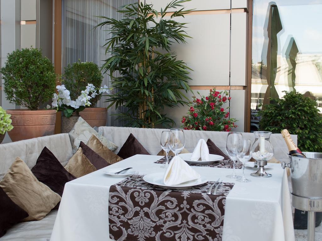 Premier Palace Spa Hotel Bukarest Exteriör bild A table runner