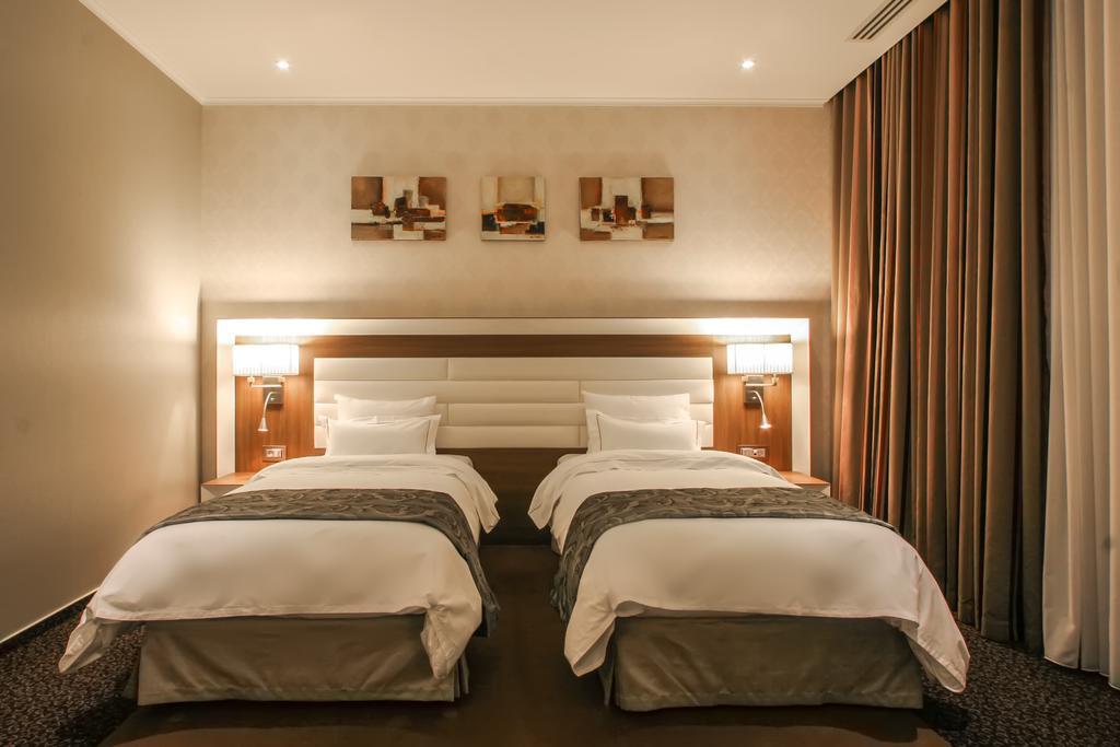 Premier Palace Spa Hotel Bukarest Exteriör bild A room at the hotel