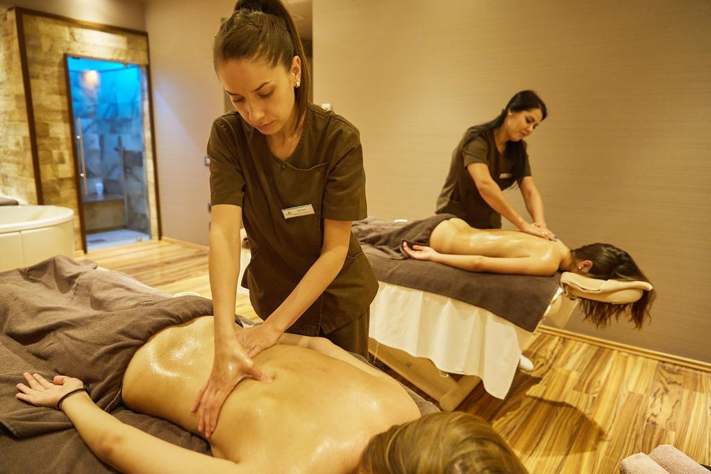 Premier Palace Spa Hotel Bukarest Exteriör bild Massage therapists at work