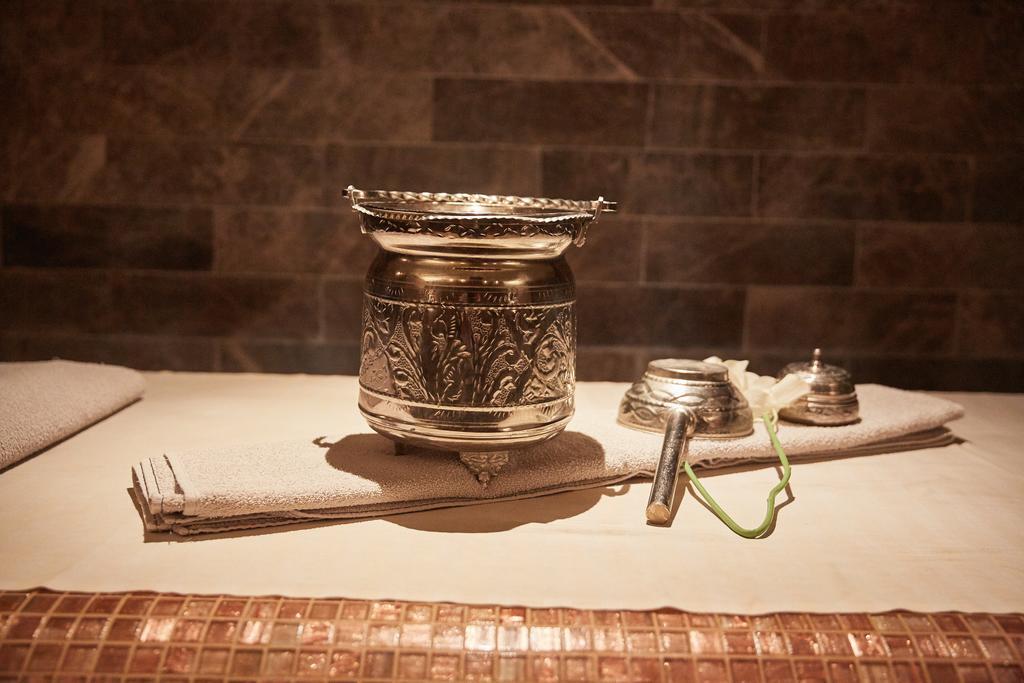 Premier Palace Spa Hotel Bukarest Exteriör bild A silver bowl for drinking