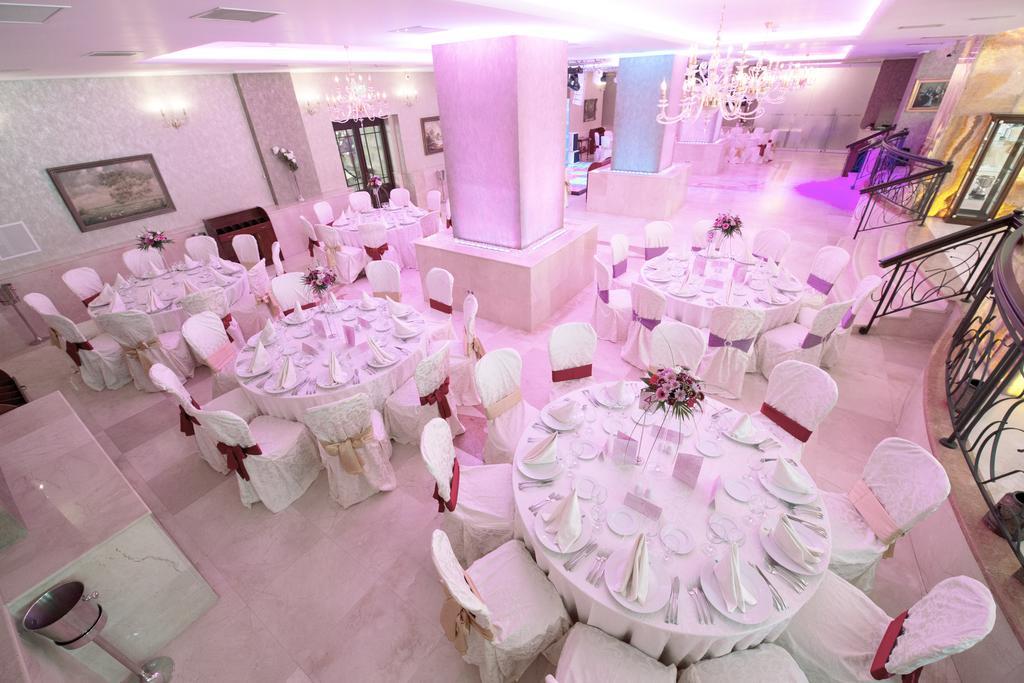 Premier Palace Spa Hotel Bukarest Exteriör bild The interior of the restaurant