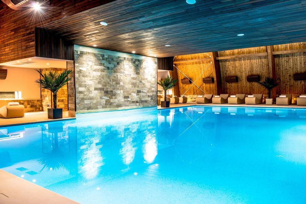 Premier Palace Spa Hotel Bukarest Exteriör bild The swimming pool at the hotel