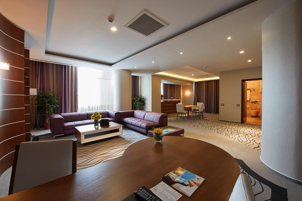 Premier Palace Spa Hotel Bukarest Exteriör bild Suite at the Radisson Blu Hotel, Baku