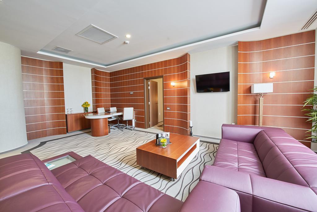 Premier Palace Spa Hotel Bukarest Exteriör bild A suite at the airport