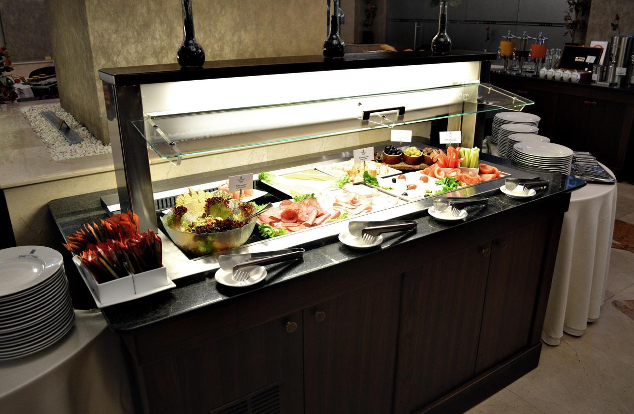 Premier Palace Spa Hotel Bukarest Exteriör bild A salad bar