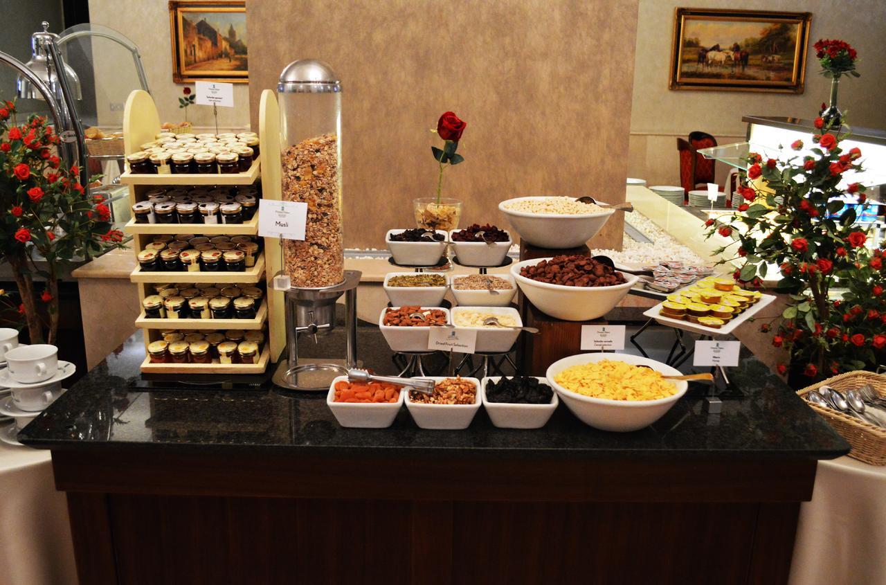 Premier Palace Spa Hotel Bukarest Exteriör bild A breakfast buffet